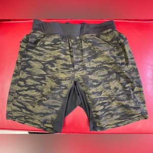 Men’s Lululemon Lined Shorts; Size: Medium